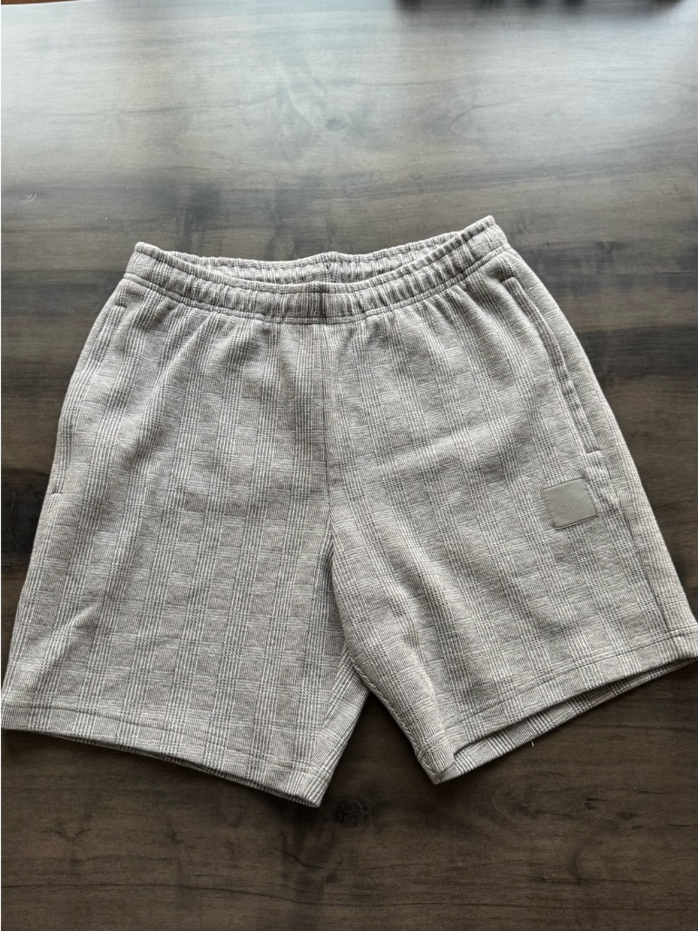 ALO Yoga Men’s Textured Knit Athletic Shorts — Light Beige